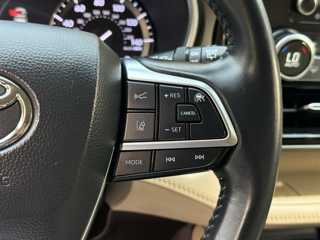 Used 2021 Toyota Highlander XLE AWD/4WD image 30