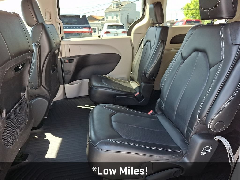 Used 2023 Chrysler Pacifica Touring-L FWD image 13