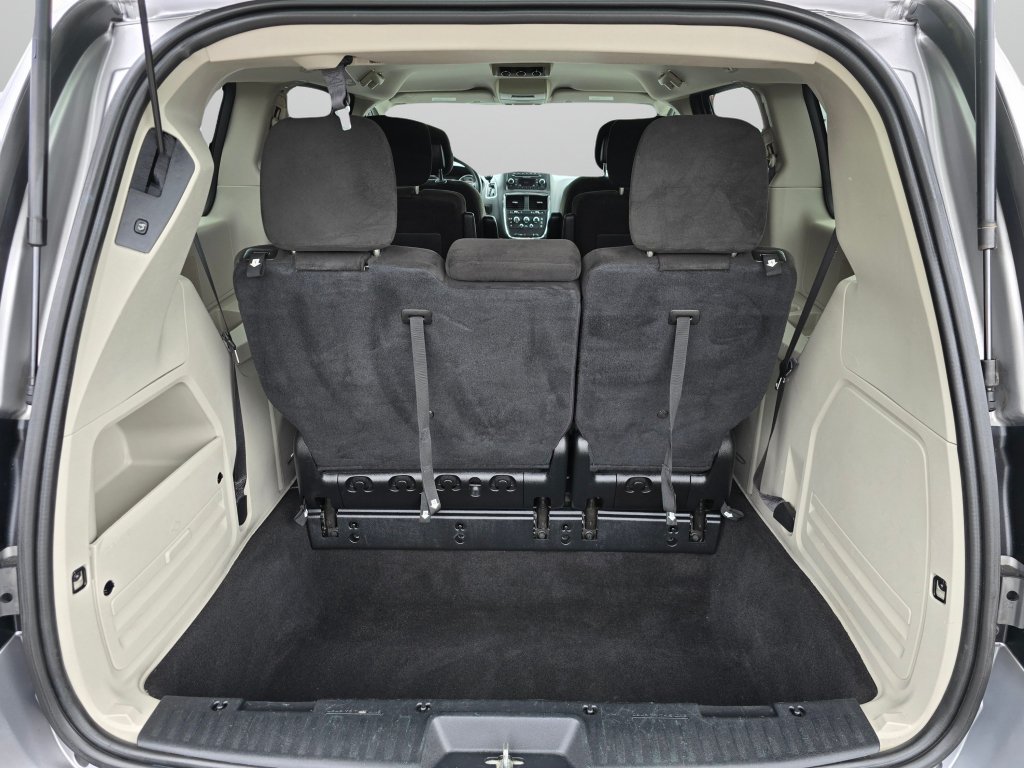 Used 2016 Dodge Grand Caravan SXT FWD image 16
