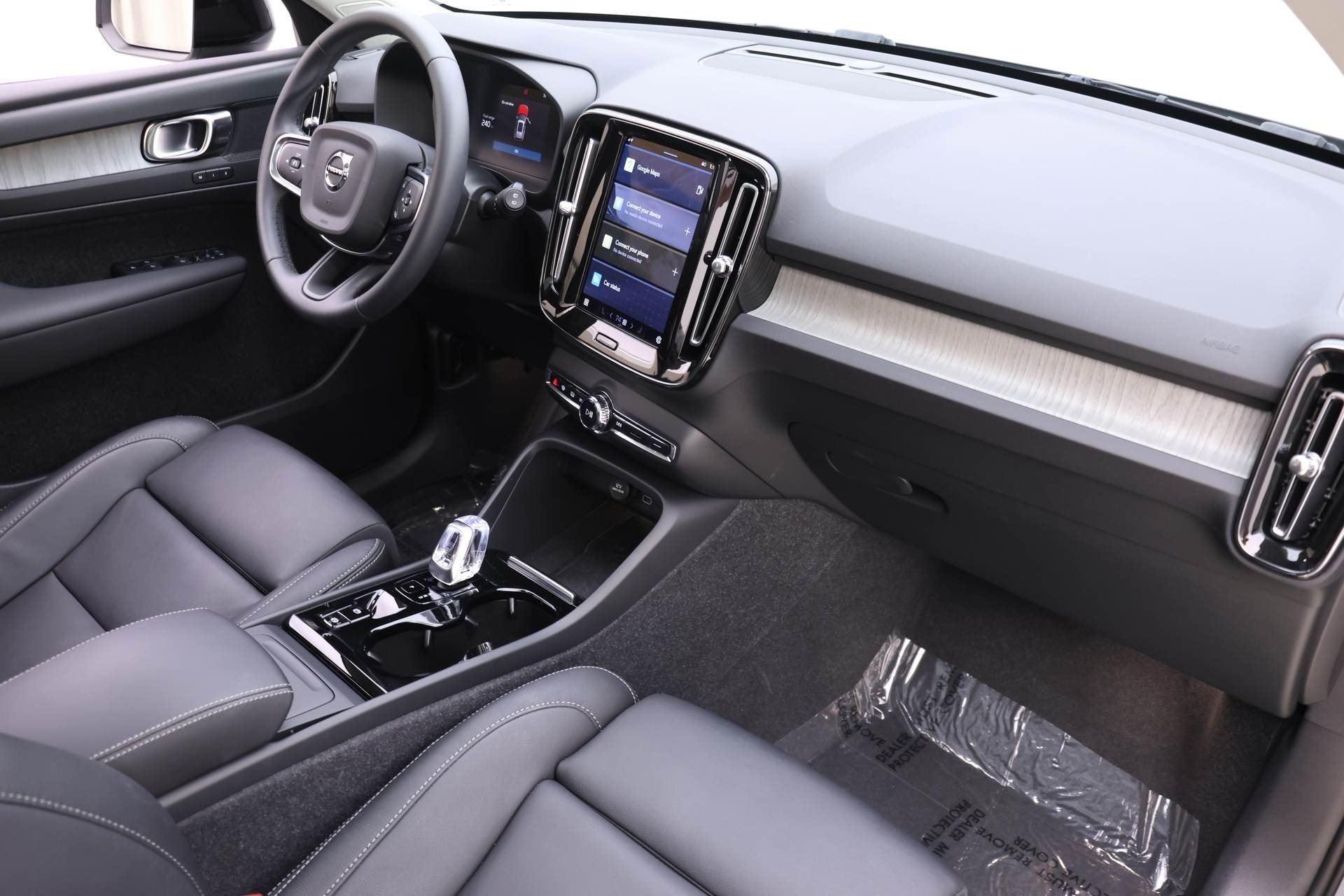 Certified 2024 Volvo XC40 B5 Plus image 22