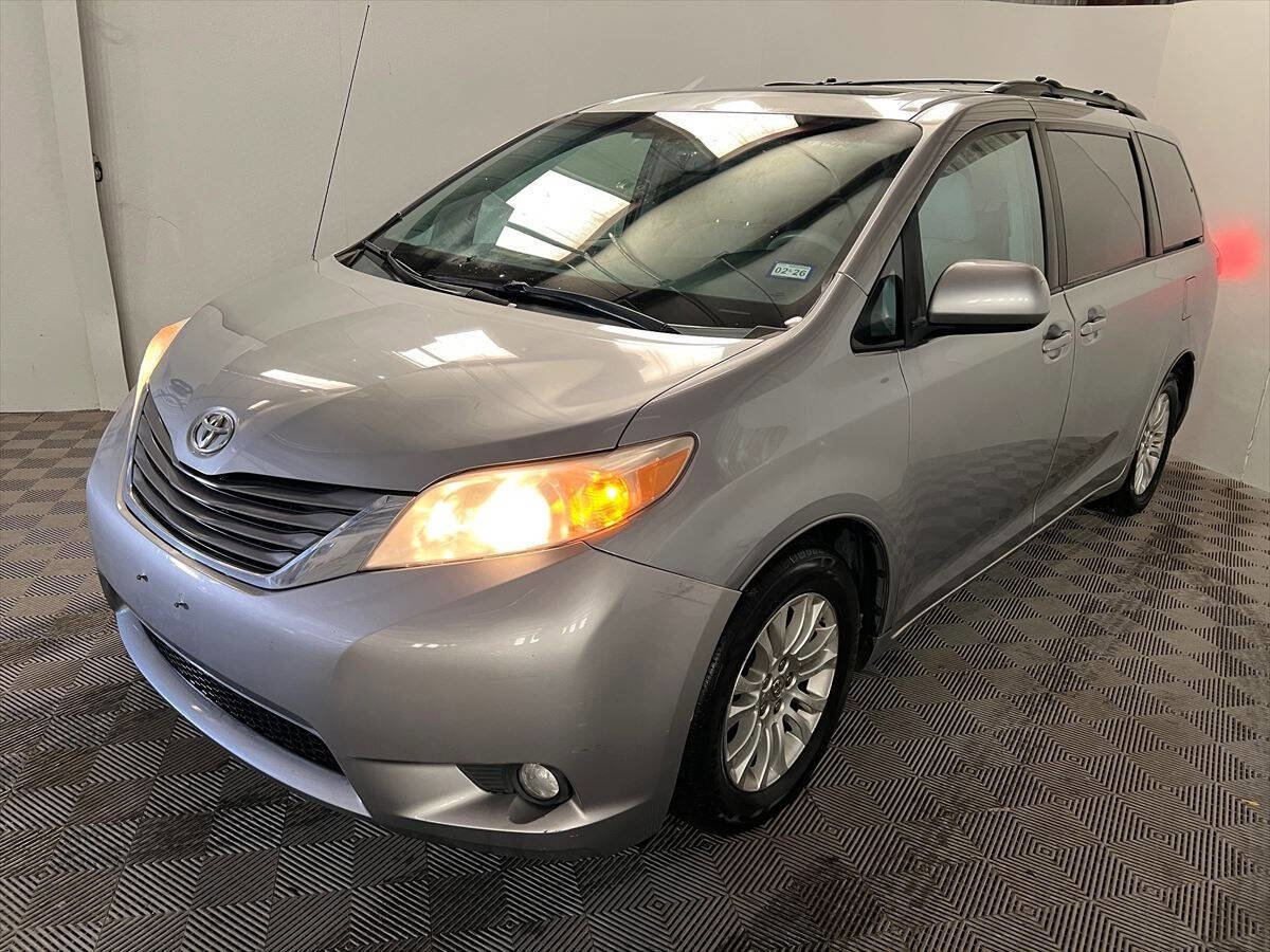 Used 2013 Toyota Sienna XLE image 2