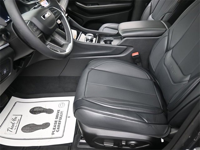 Used 2025 Jeep Grand Cherokee L Limited w/ Black Appearance Package image 15