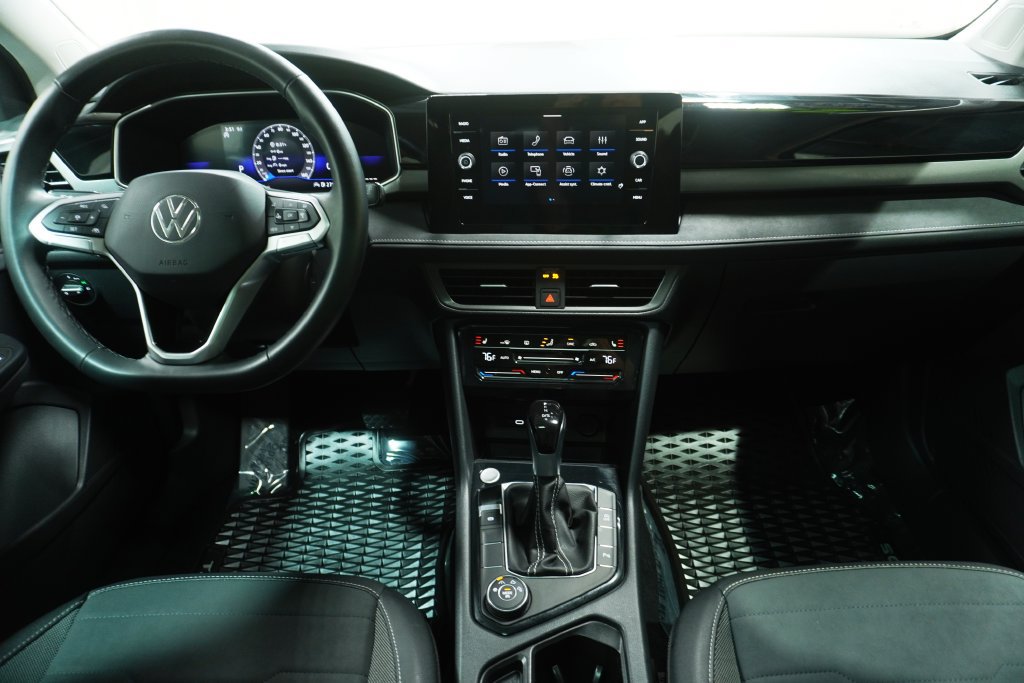 Used 2025 Volkswagen Taos SE AWD/4WD image 16