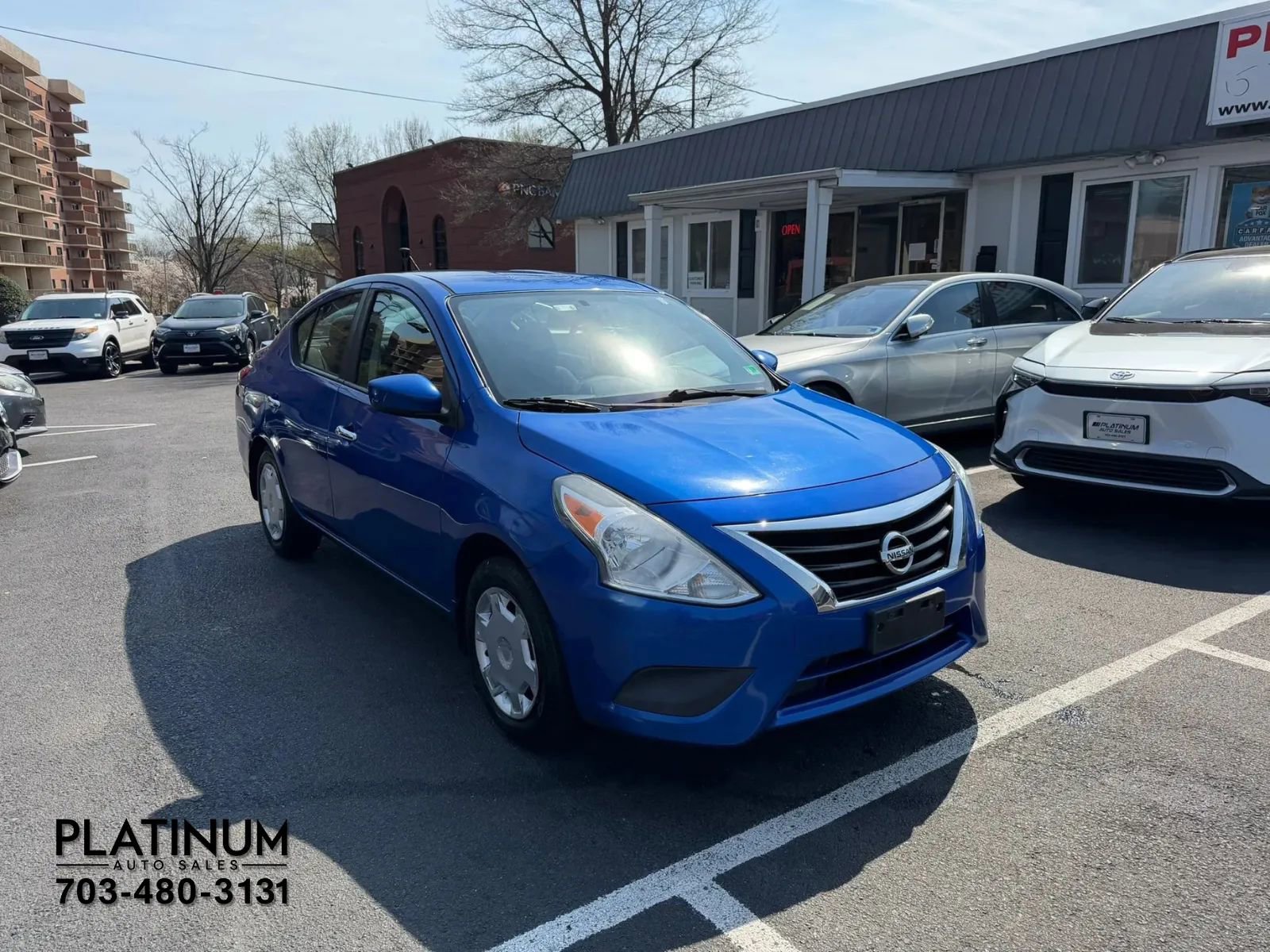 Used 2015 Nissan Versa SV FWD image 4