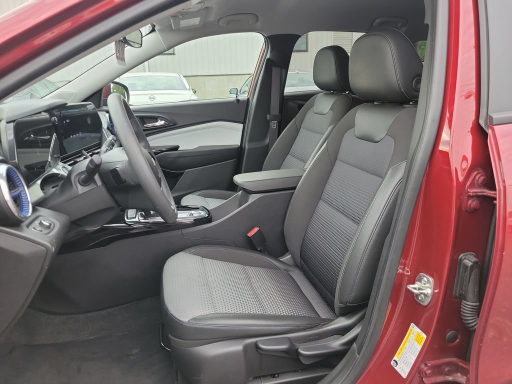 Used 2025 Chevrolet Trax LT FWD image 19