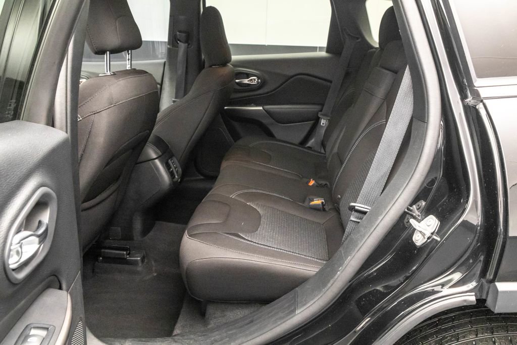 Used 2019 Jeep Cherokee Latitude w/ Popular Appearance Group image 23