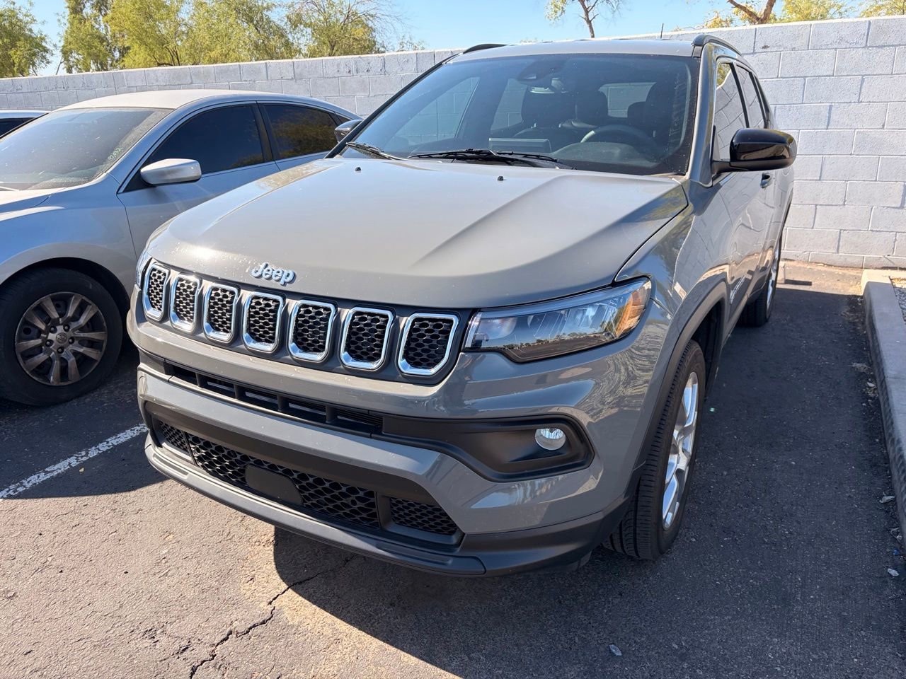 Used 2023 Jeep Compass Latitude AWD/4WD image 2