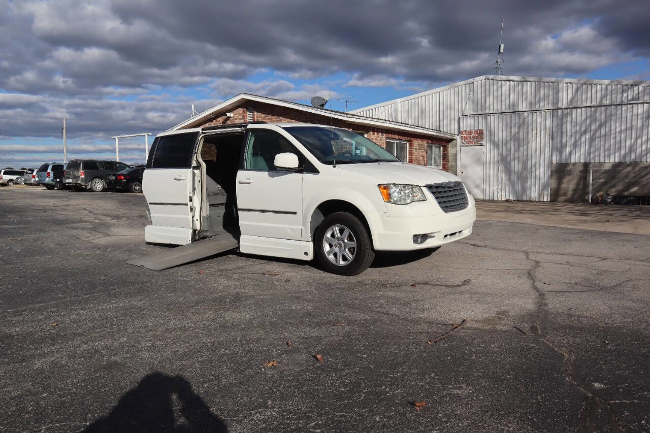 Used 2010 Chrysler Town & Country Touring image 19