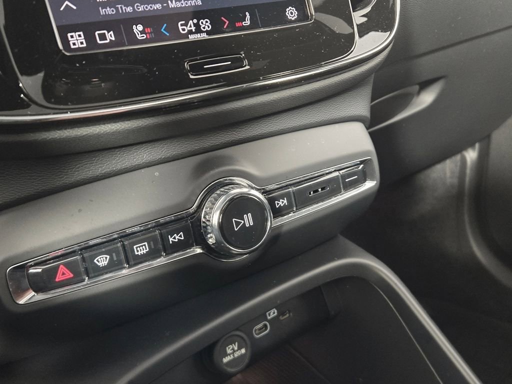 Certified 2023 Volvo XC40 B5 Ultimate w/ Climate Package image 21