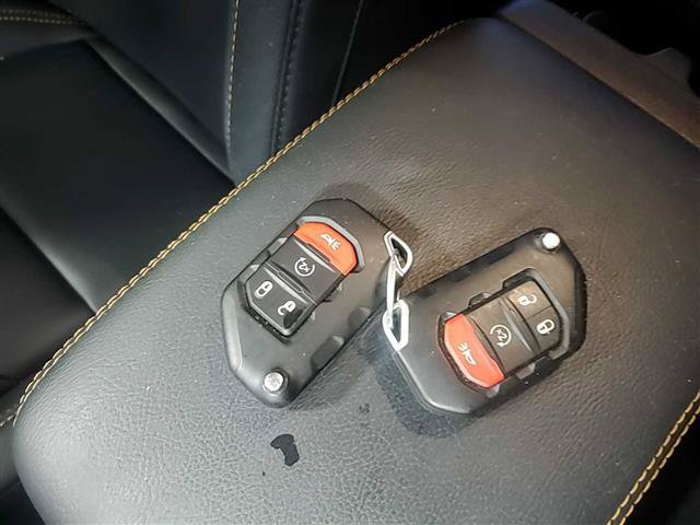 Used 2025 Jeep Wrangler Unlimited Sahara w/ Safety Group AWD/4WD image 17