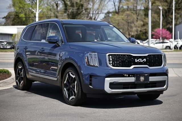 Used 2024 Kia Telluride EX w/ EX Captain's Chair Package AWD/4WD image 13