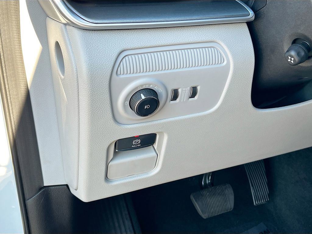 Certified 2025 Jeep Wagoneer L 4WD w/ HD Trailer Tow Package image 10