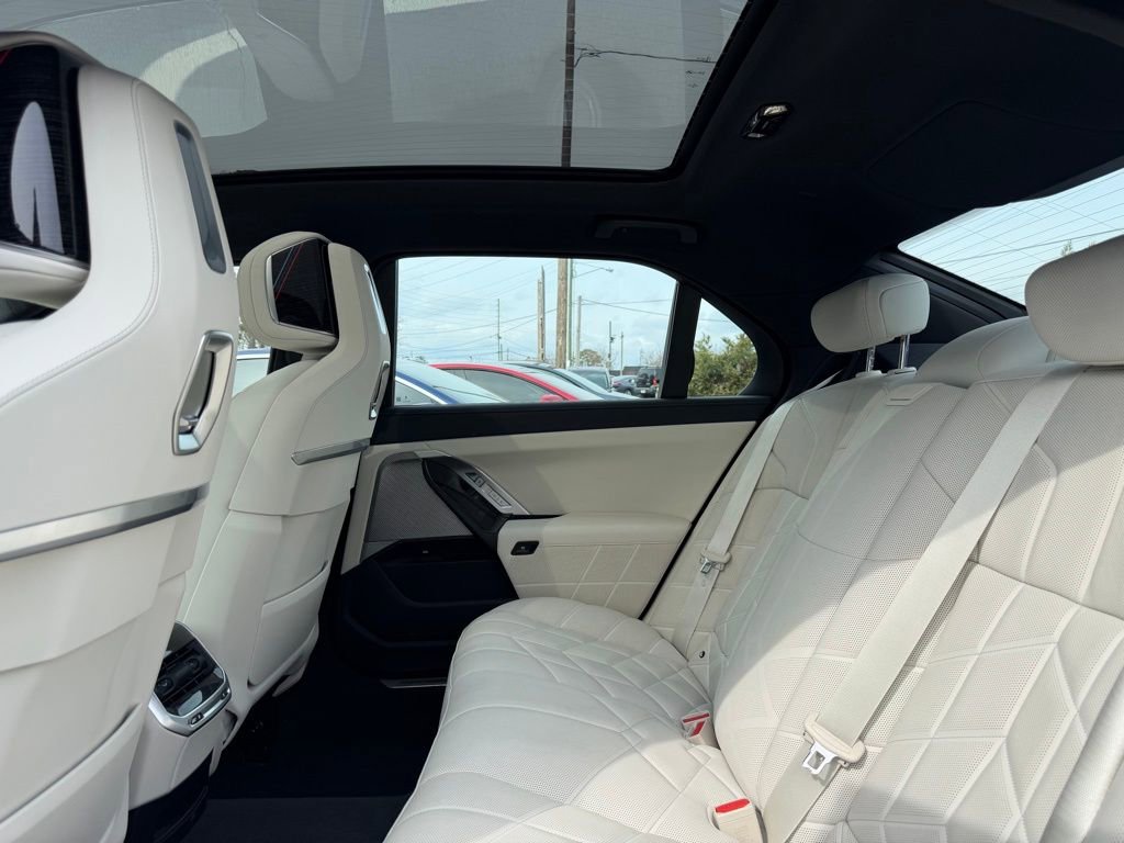 Used 2025 BMW 750e xDrive AWD/4WD image 23