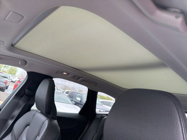 Used 2022 Volvo XC60 B5 Momentum image 11