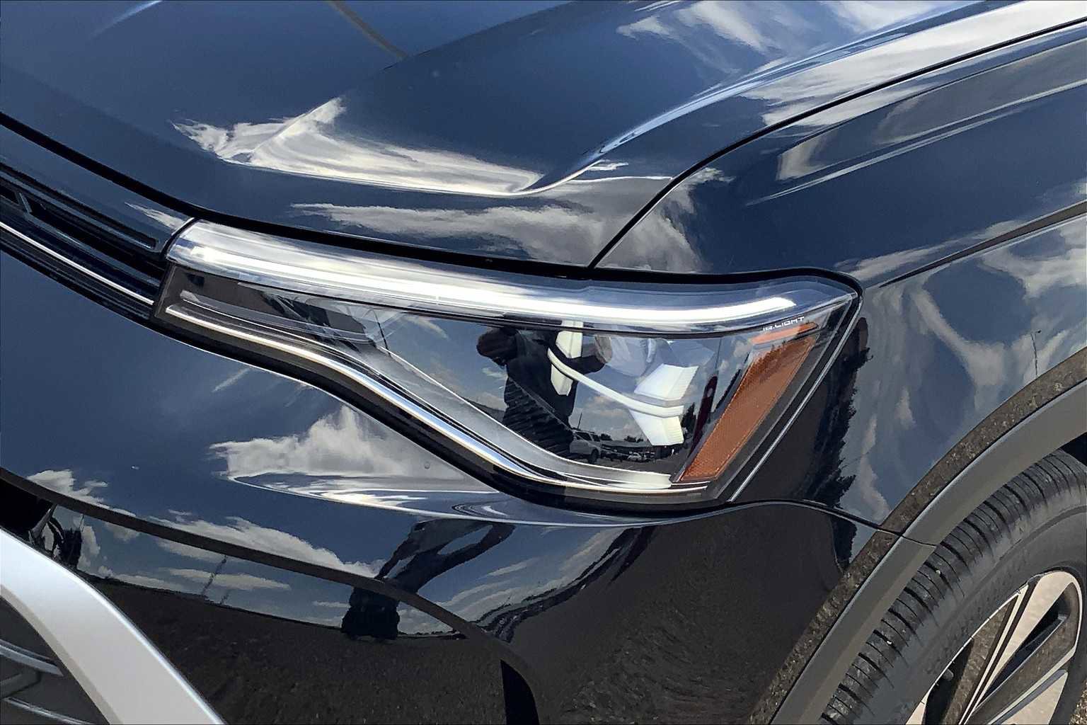 Used 2025 Volkswagen Taos SE AWD/4WD image 13