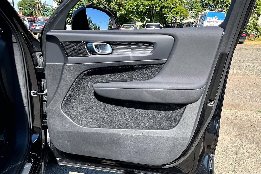 Used 2021 Volvo XC40 P8 Recharge w/ Advanced Package AWD/4WD image 23