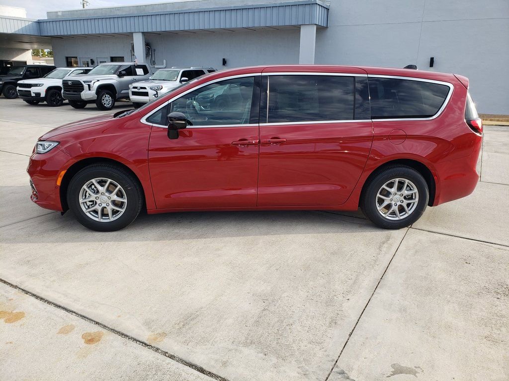 New 2026 Chrysler Pacifica Select image 2