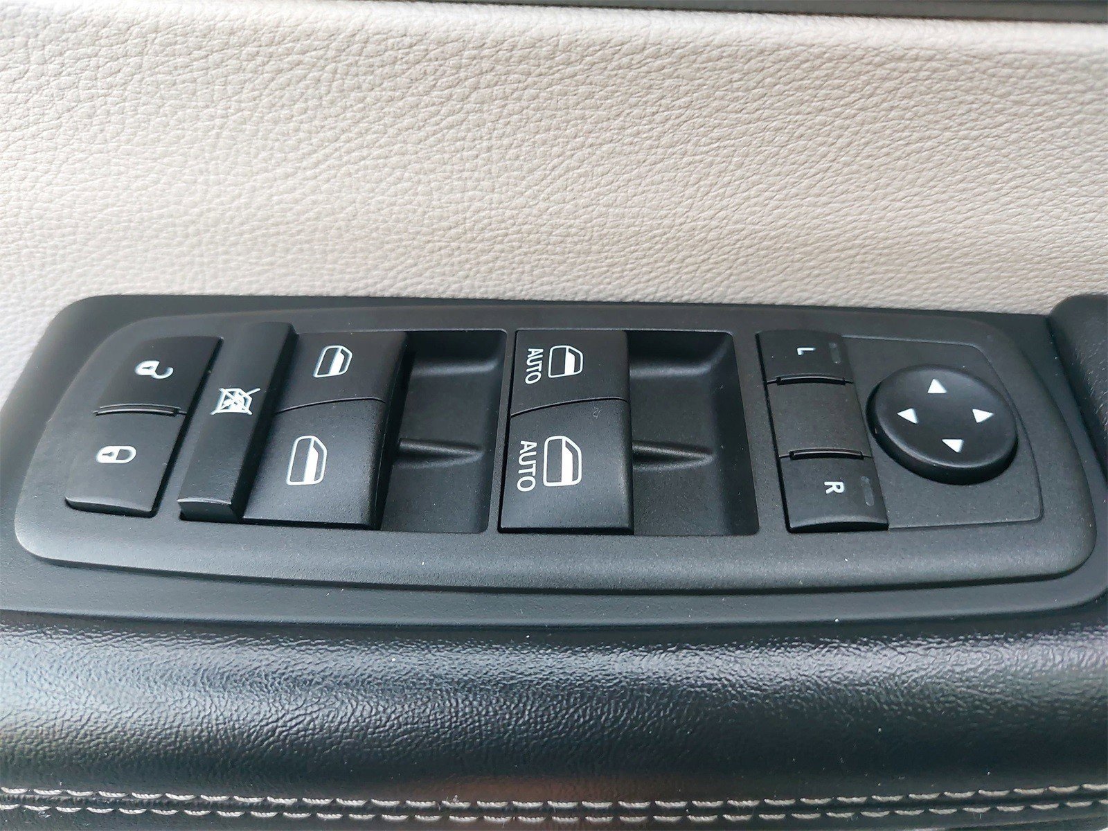 Used 2022 Chrysler Pacifica Touring-L image 36