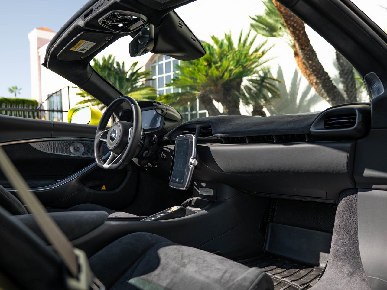 Used 2025 McLaren Artura Spider image 9