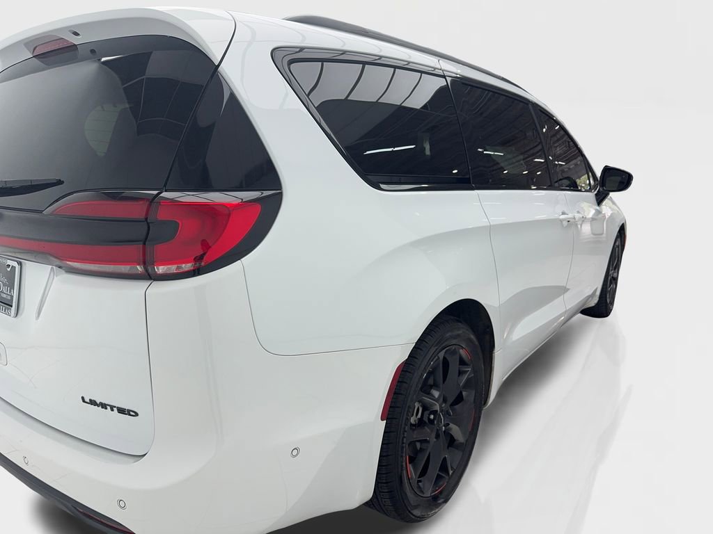 Used 2023 Chrysler Pacifica Limited w/ S Appearance Package FWD image 9