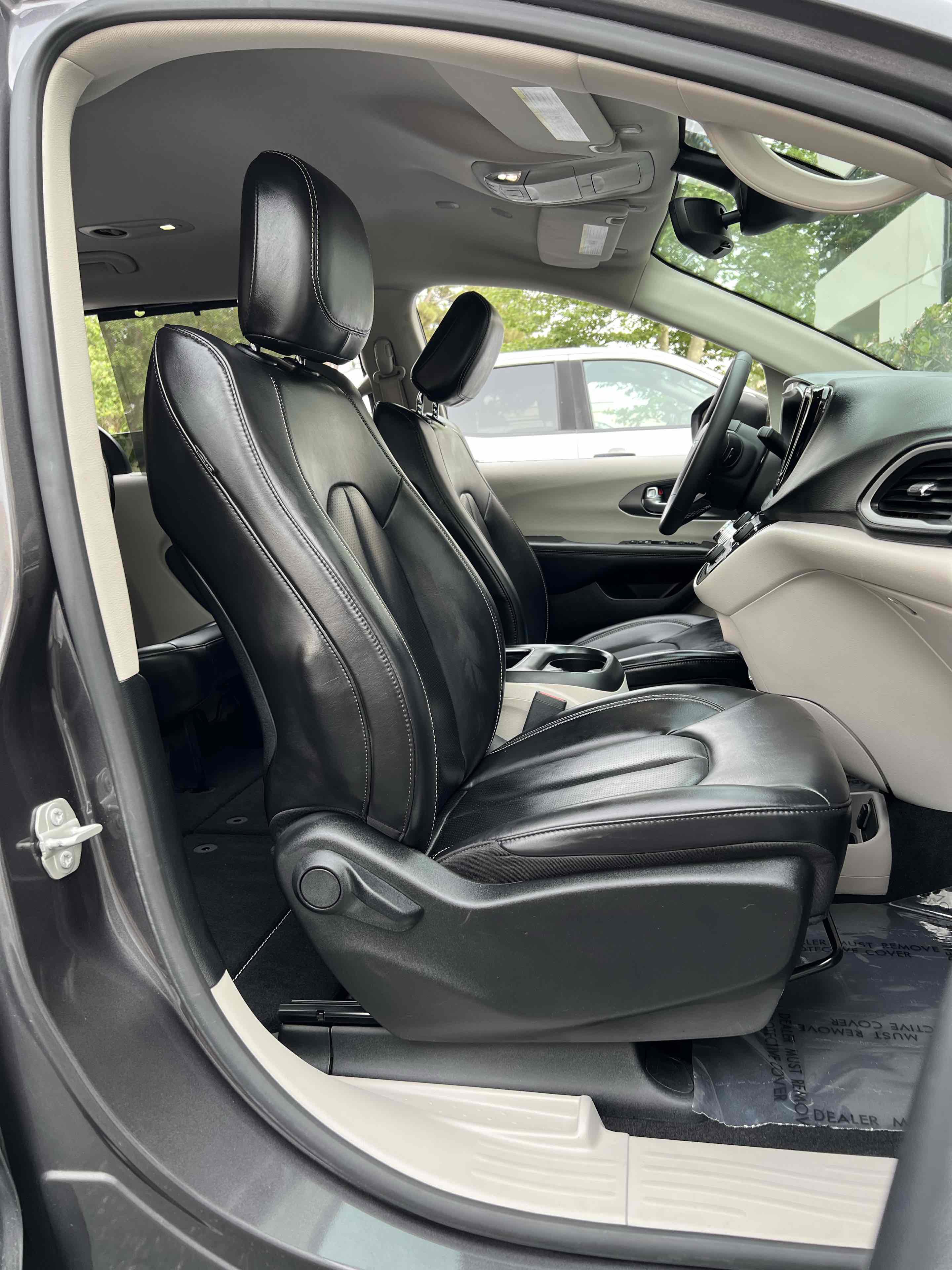 Used 2023 Chrysler Pacifica Touring-L image 32