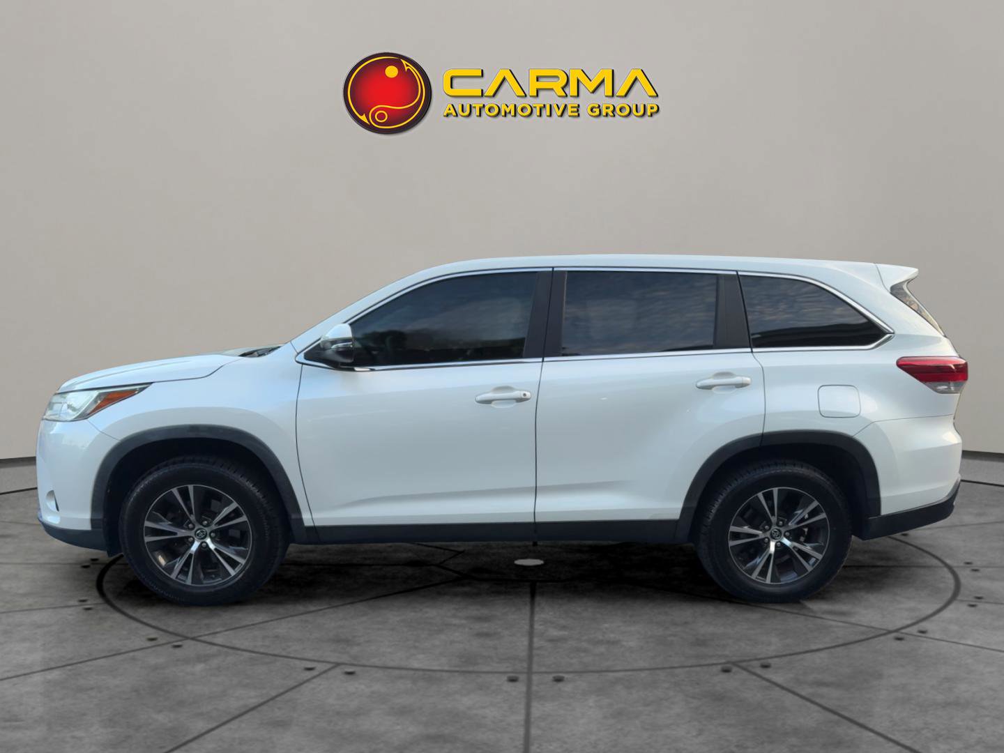 Used 2019 Toyota Highlander LE FWD image 3