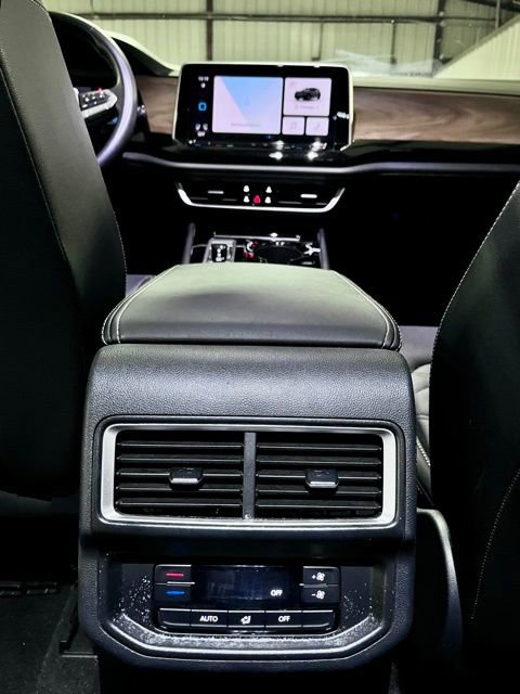 Used 2025 Volkswagen Atlas SE FWD image 28