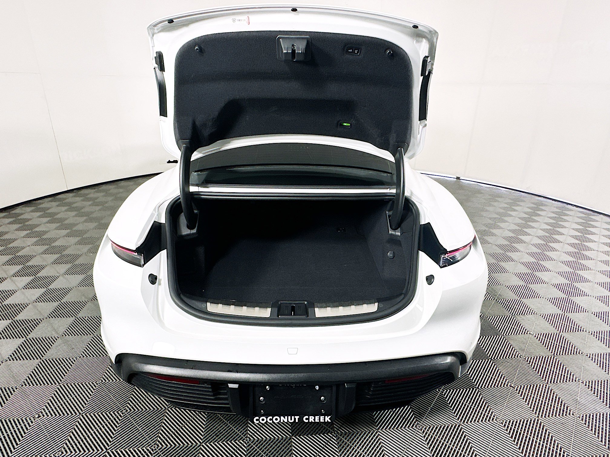 Used 2020 Porsche Taycan 4S AWD/4WD image 31