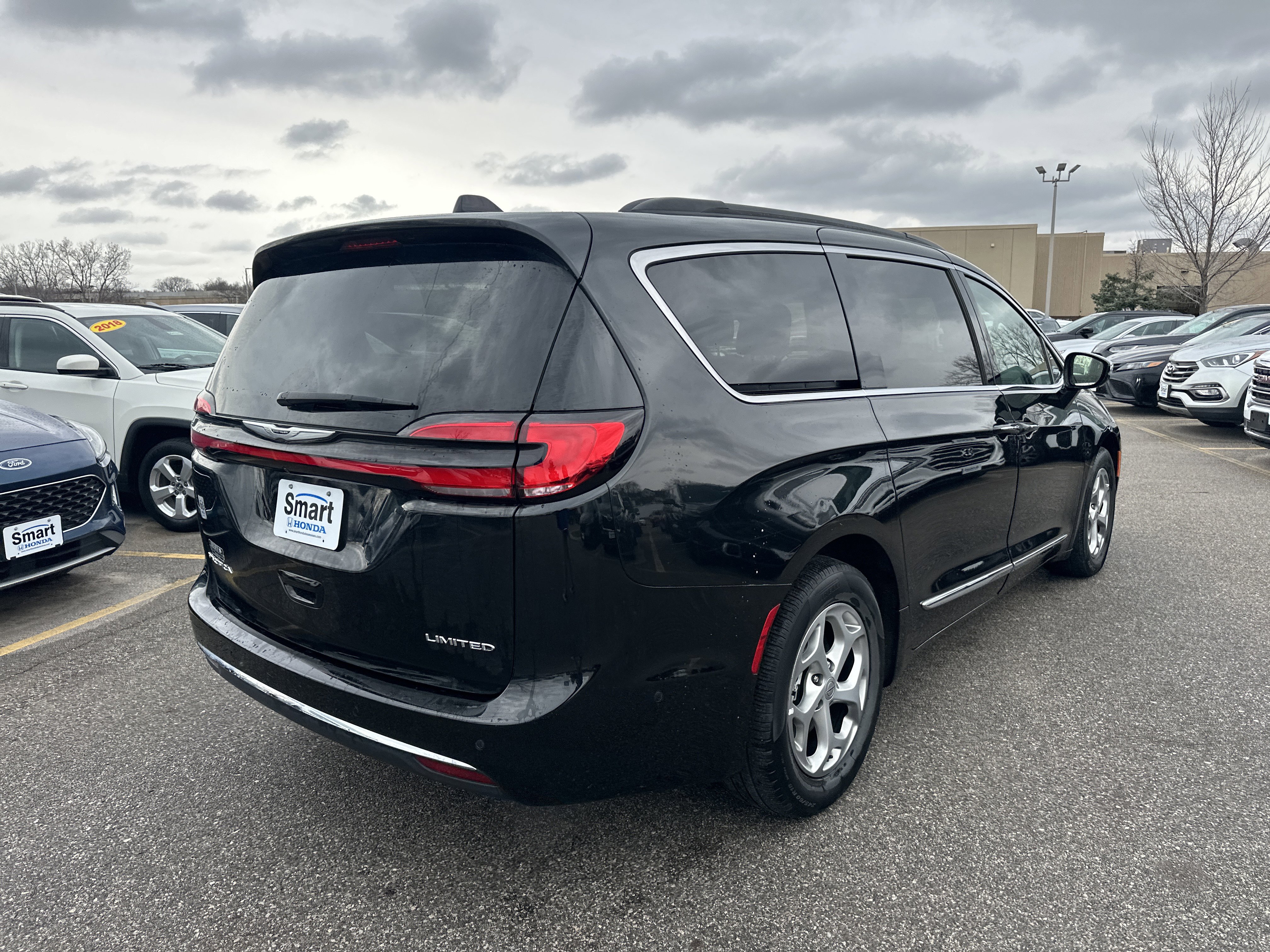 Used 2023 Chrysler Pacifica Limited image 4