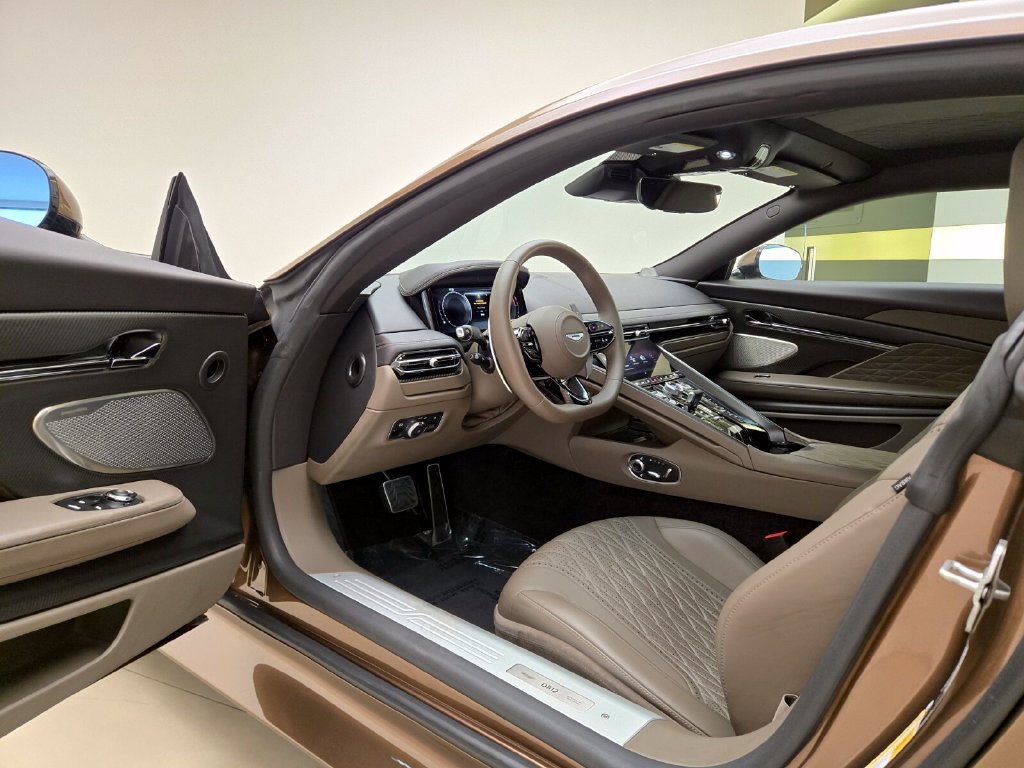 Used 2024 Aston Martin DB12 Coupe RWD image 16