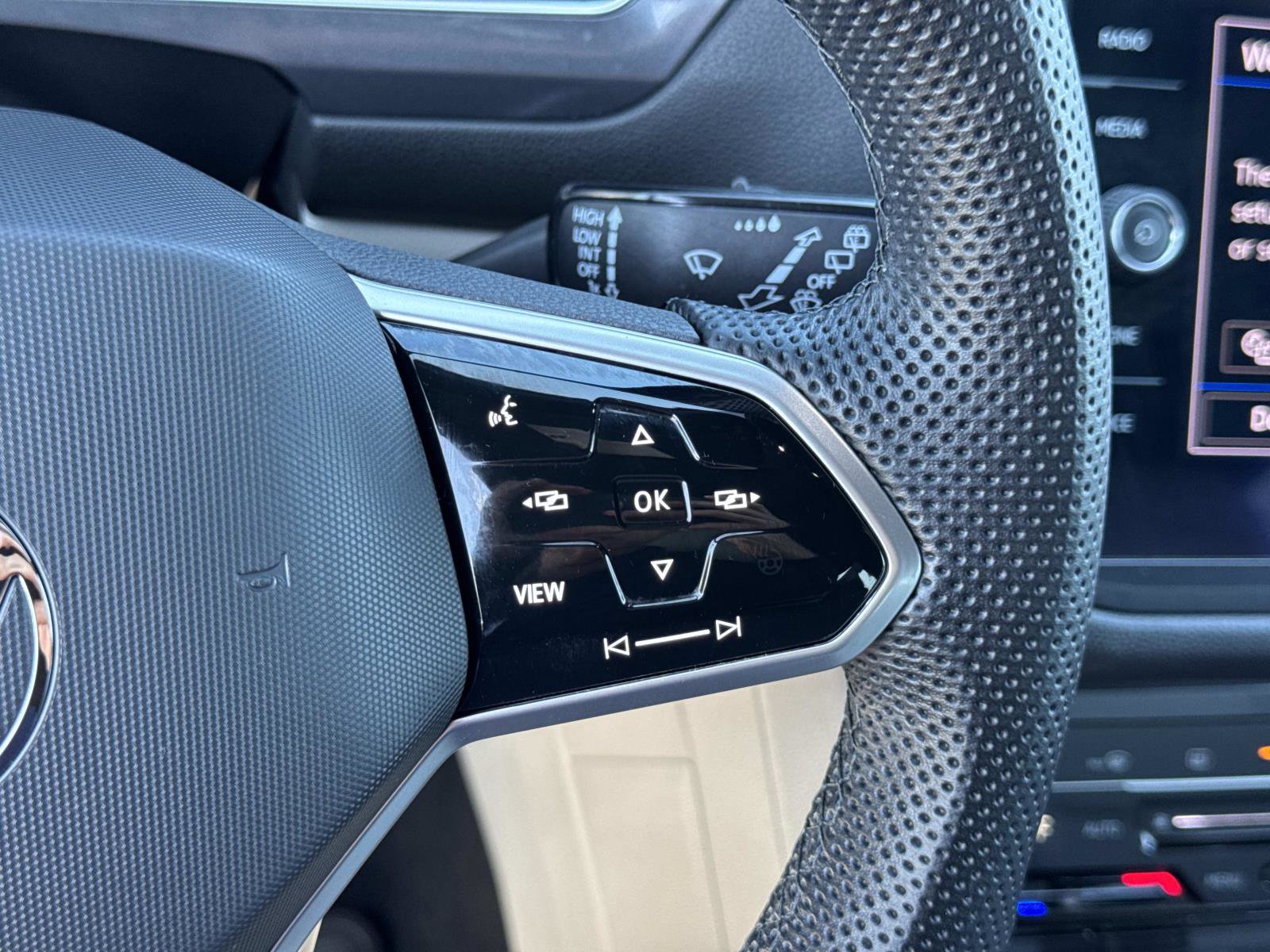 Used 2022 Volkswagen Tiguan SE R-Line image 12