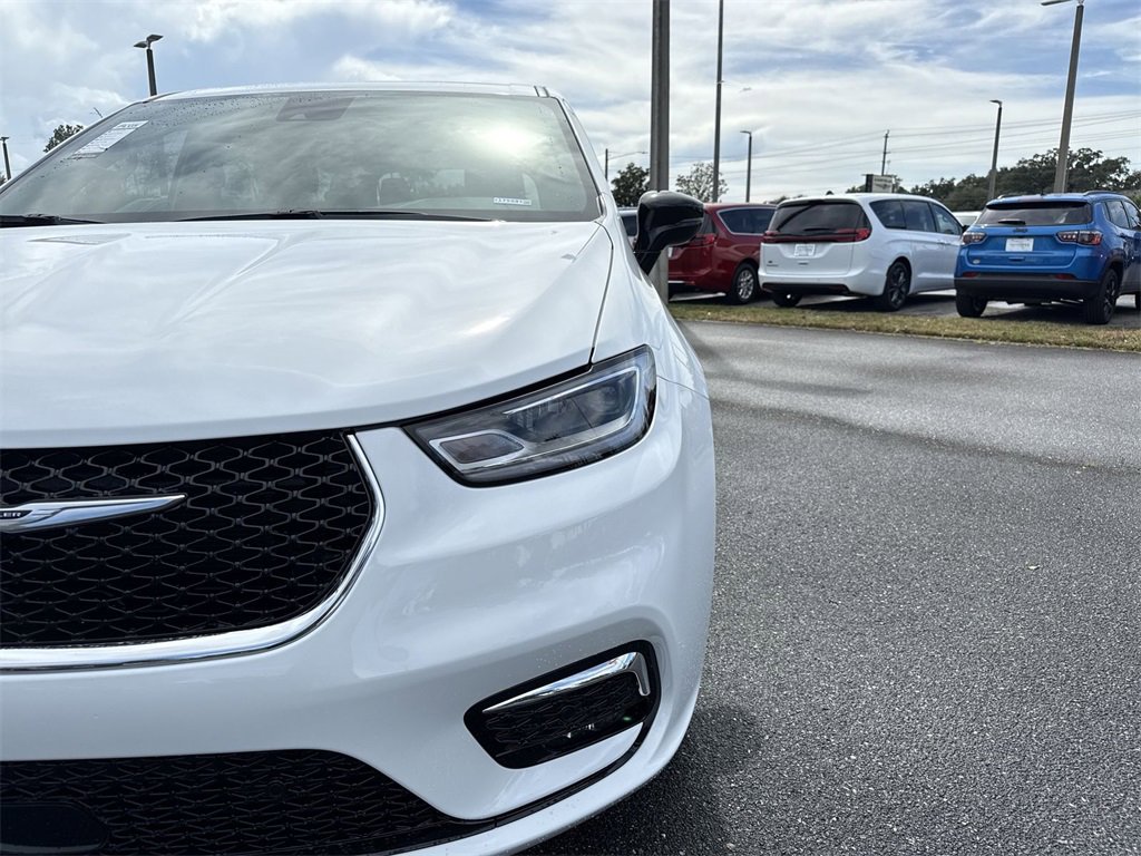 New 2026 Chrysler Pacifica Select image 9