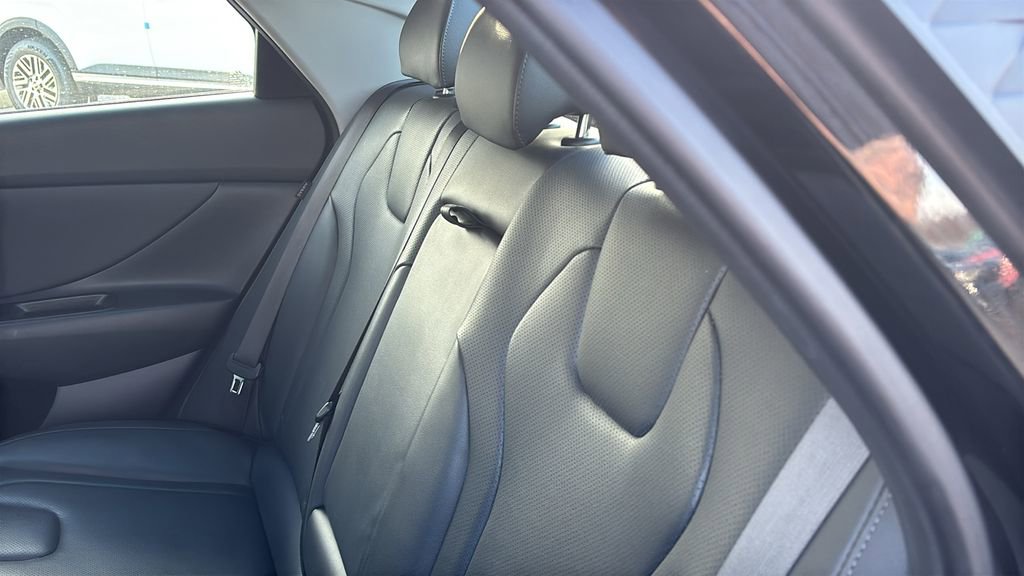 Used 2025 Hyundai Elantra Limited FWD image 30