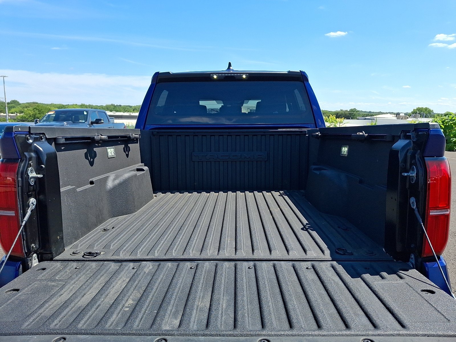 Used 2025 Toyota Tacoma SR5 AWD/4WD image 30