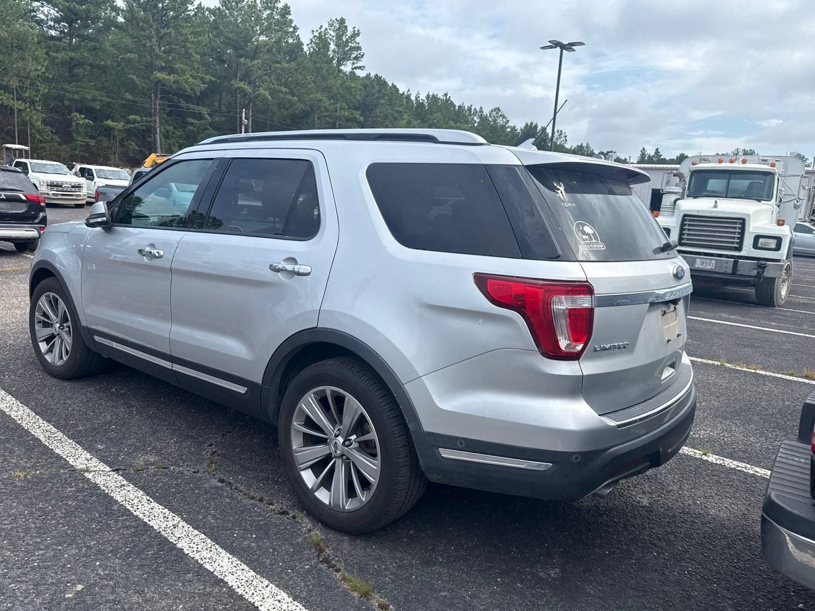Used 2018 Ford Explorer Limited w/ Equipment Group 301A FWD image 5