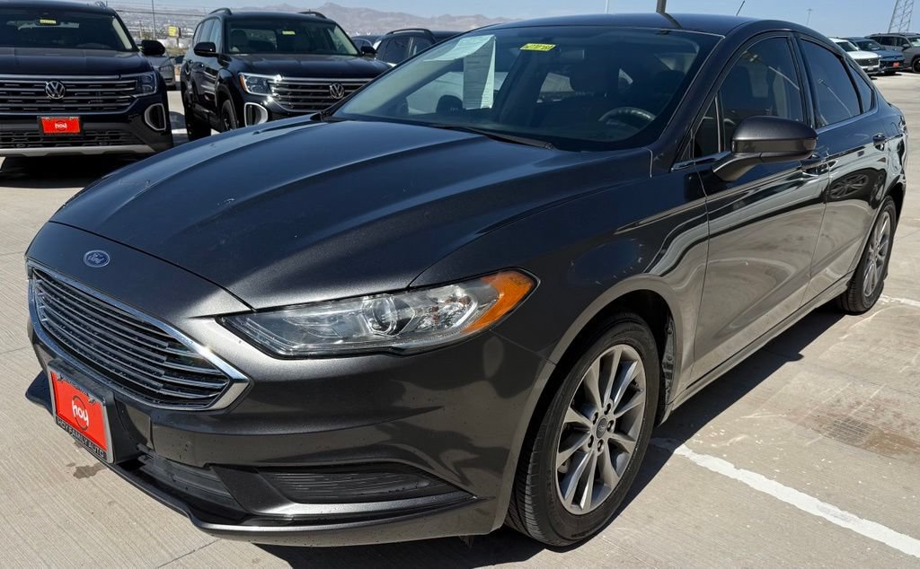 Used 2017 Ford Fusion SE FWD image 2