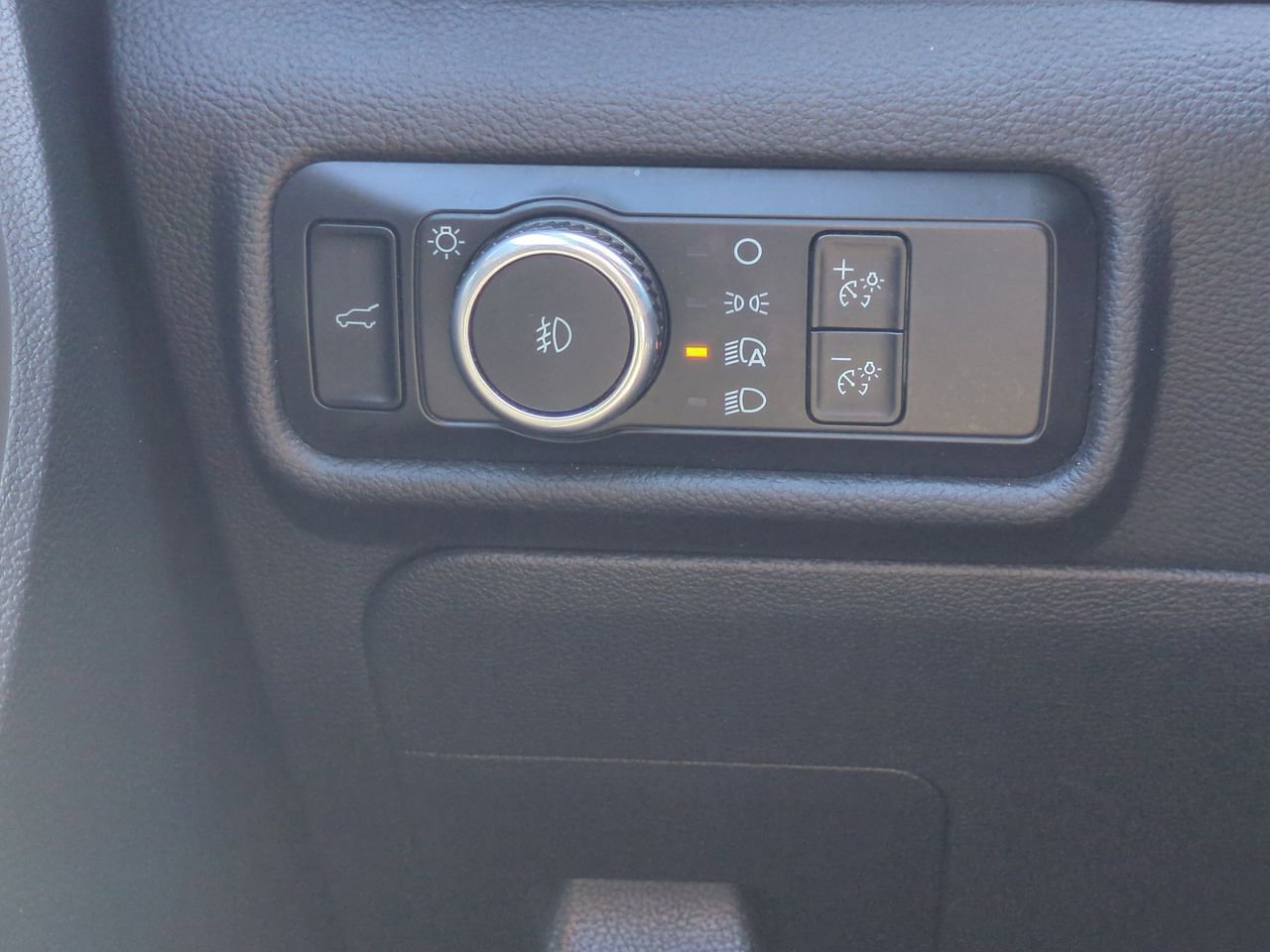 Used 2024 Ford Explorer XLT w/ Equipment Group 202A RWD image 17