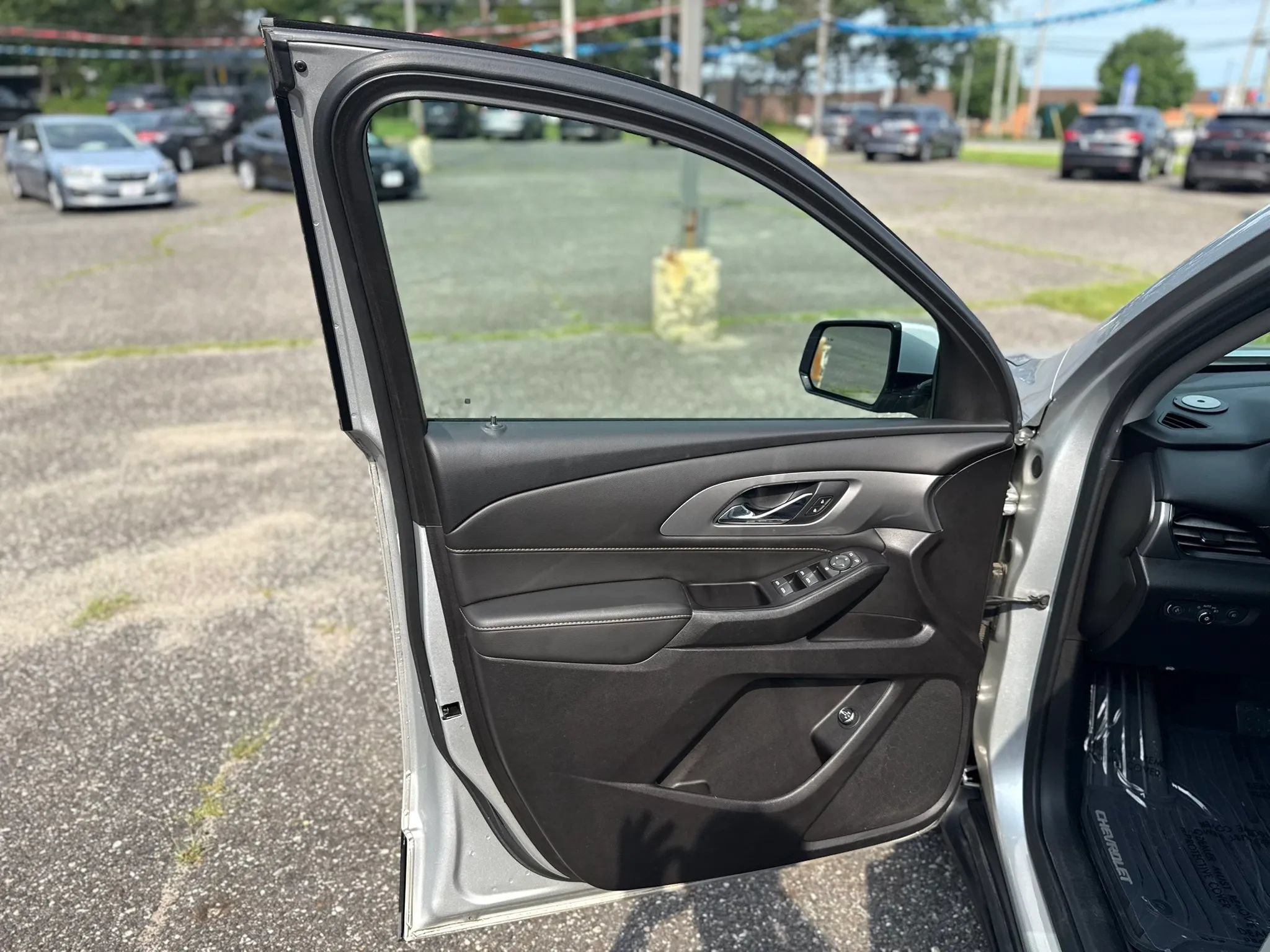 Used 2020 Chevrolet Traverse LT FWD image 11
