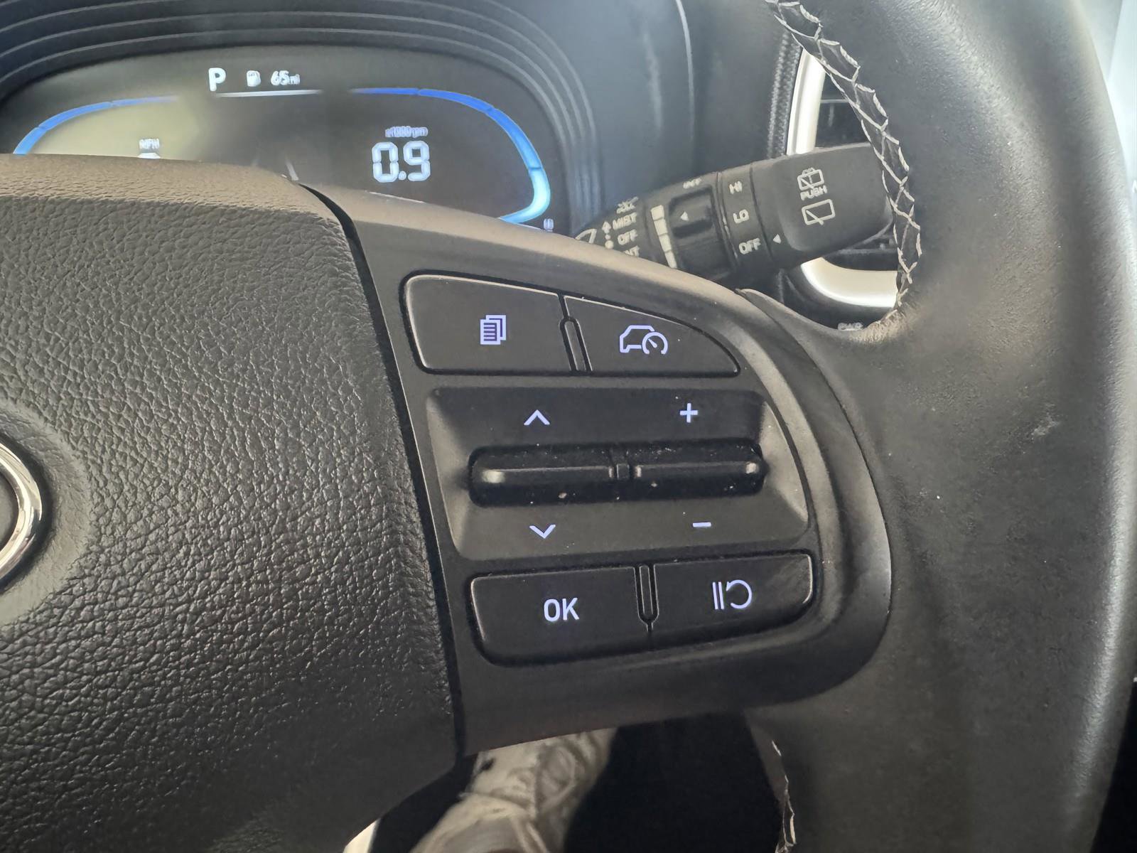 Used 2025 Hyundai Venue SEL image 18