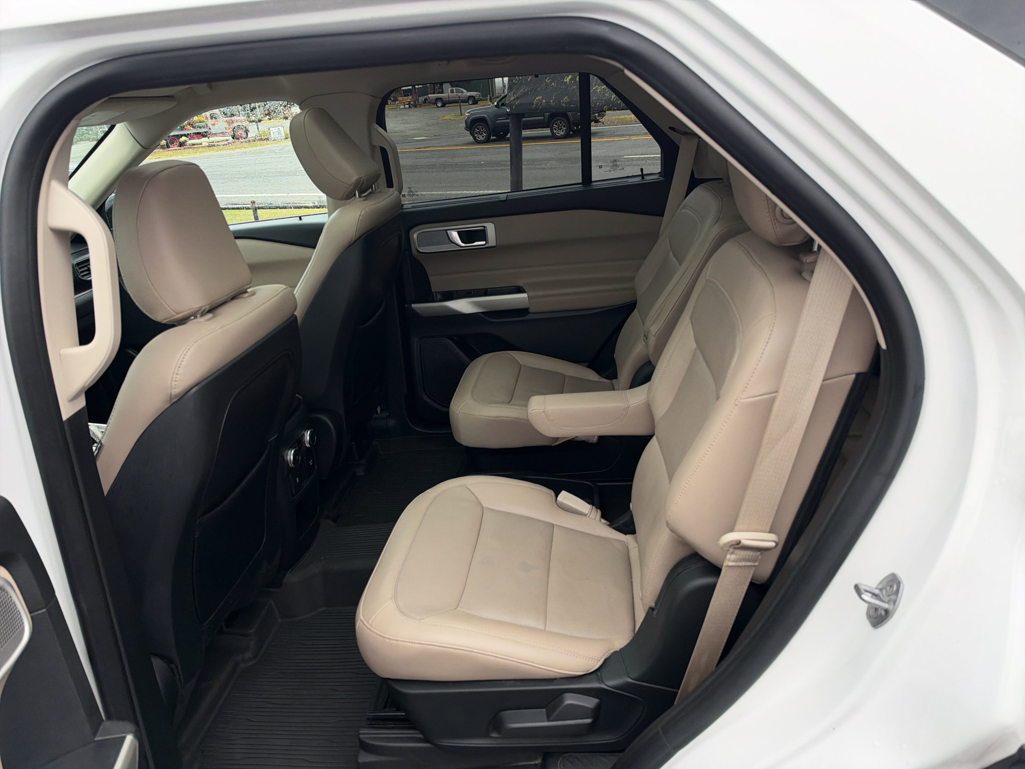 Used 2020 Ford Explorer Limited RWD image 9
