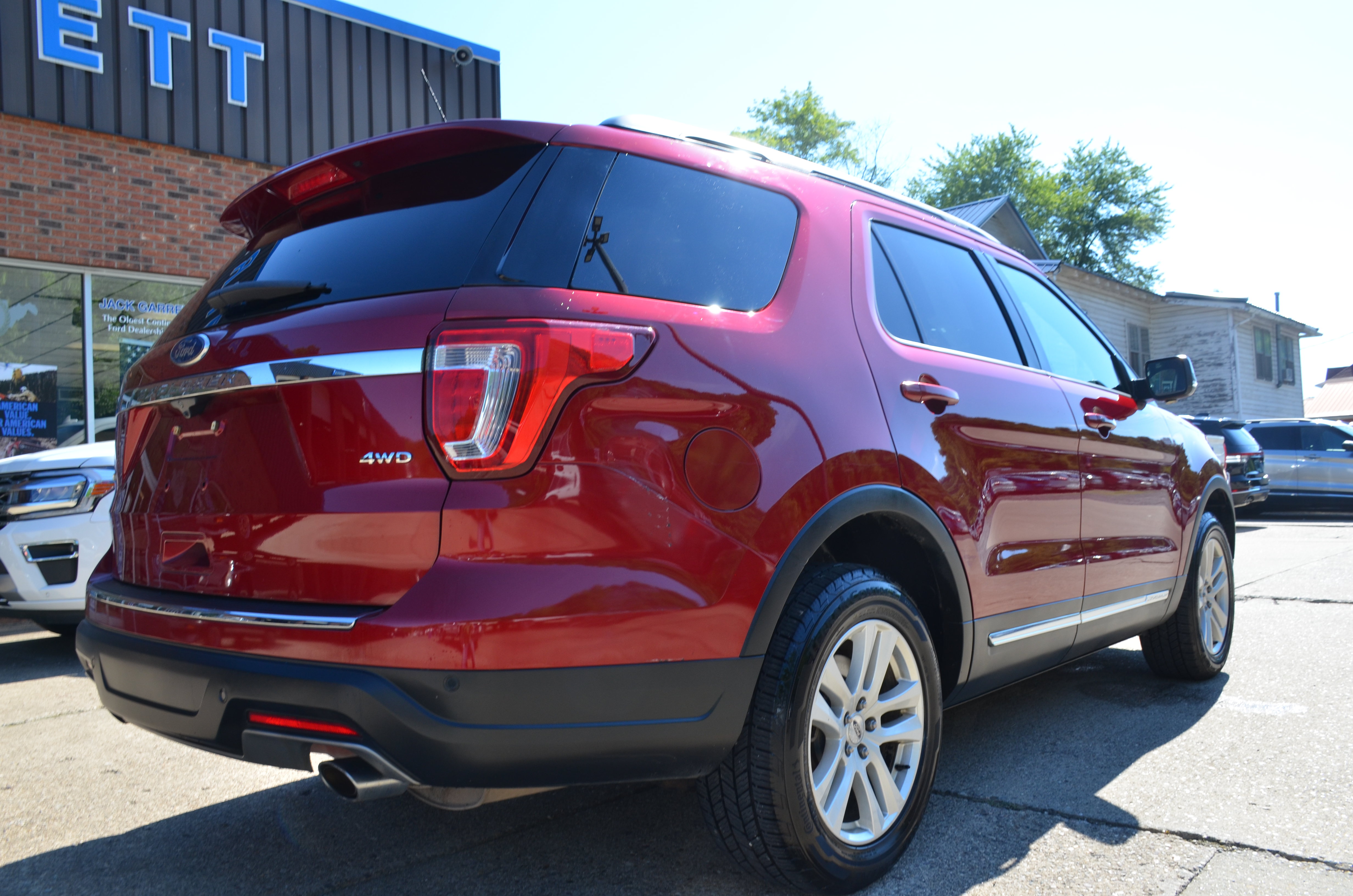 Used 2018 Ford Explorer XLT w/ Equipment Group 201A AWD/4WD image 4