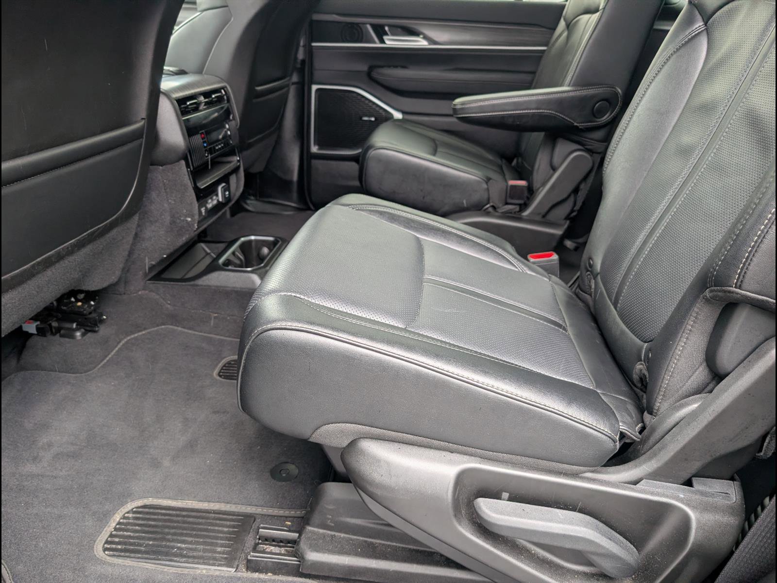 Used 2024 Jeep Wagoneer Series II image 12