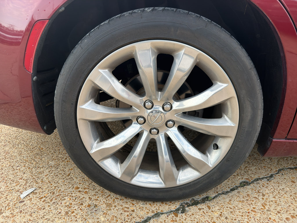 Used 2018 Chrysler 300 Limited RWD image 11