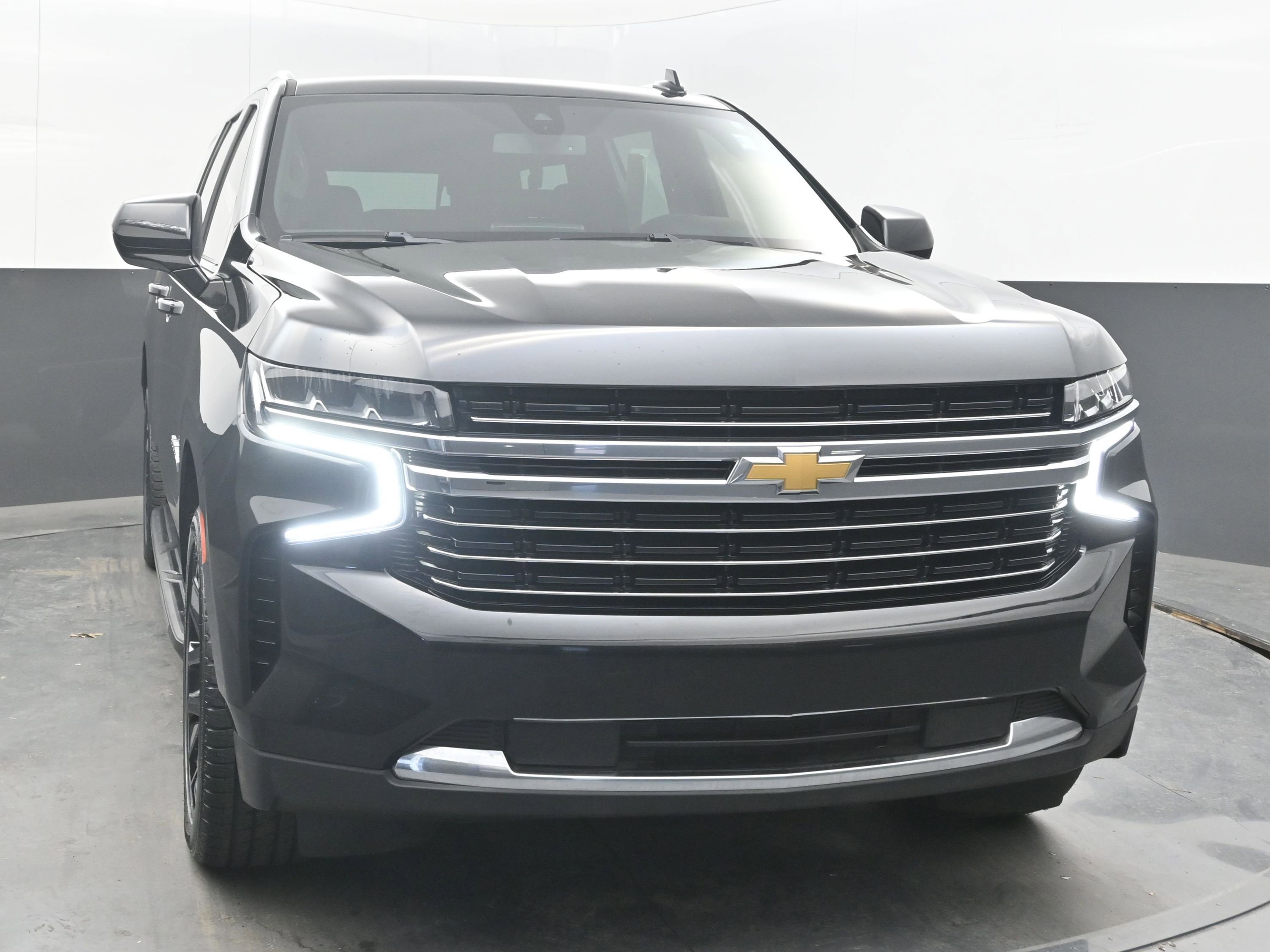Used 2021 Chevrolet Suburban LT image 3