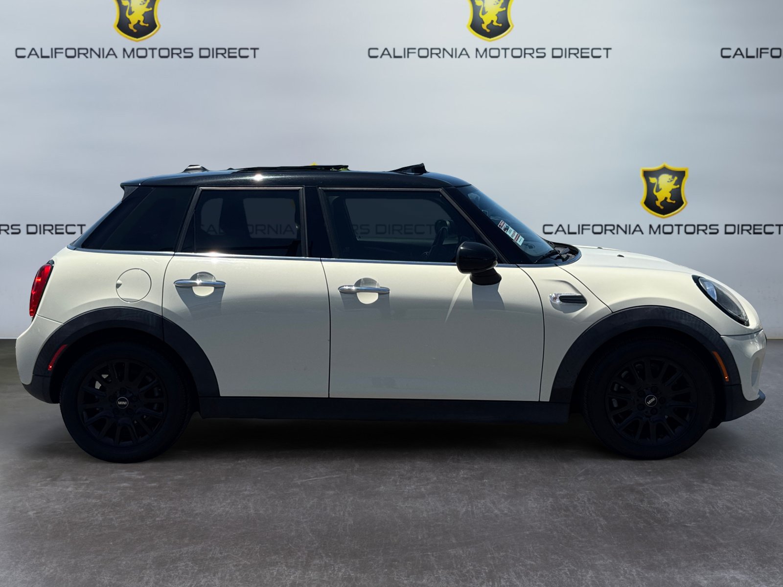 Used 2019 MINI Cooper 4-Door Hardtop w/ Signature Upholstery Package FWD image 6