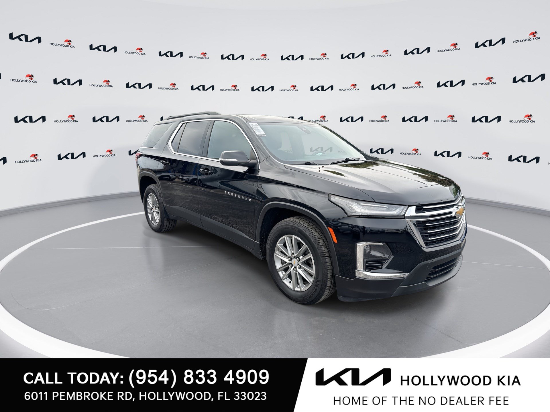 Used 2023 Chevrolet Traverse LT w/ LPO, Cargo Package AWD/4WD image 2