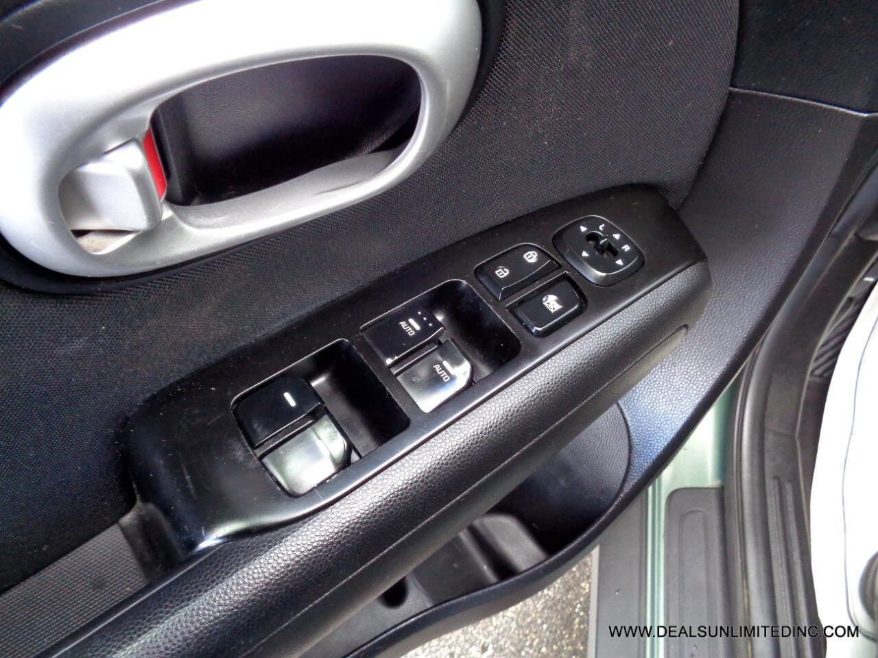 Used 2014 Kia Soul + FWD image 9