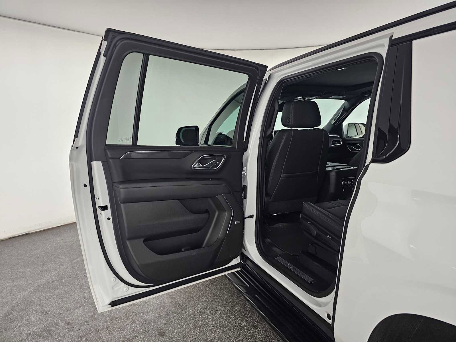 Used 2024 Chevrolet Suburban RST w/ Luxury Package image 17