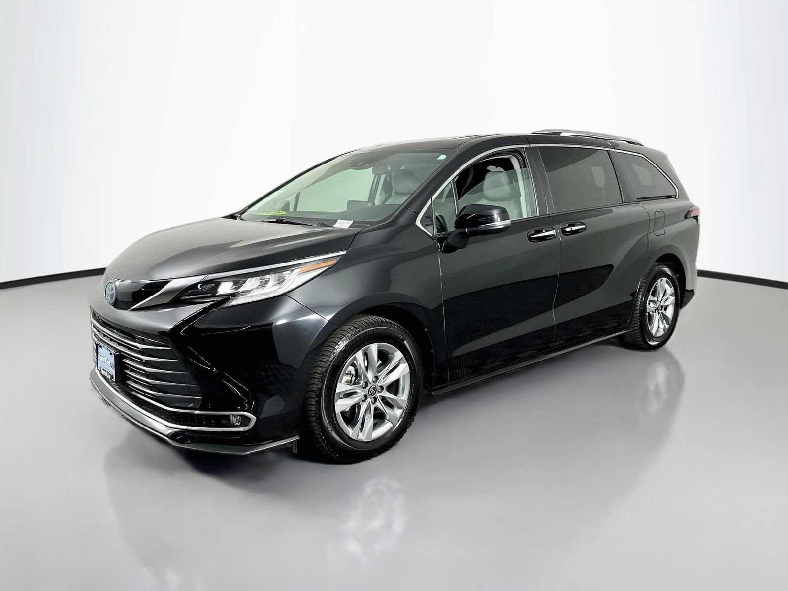 Used 2022 Toyota Sienna Limited AWD/4WD image 3