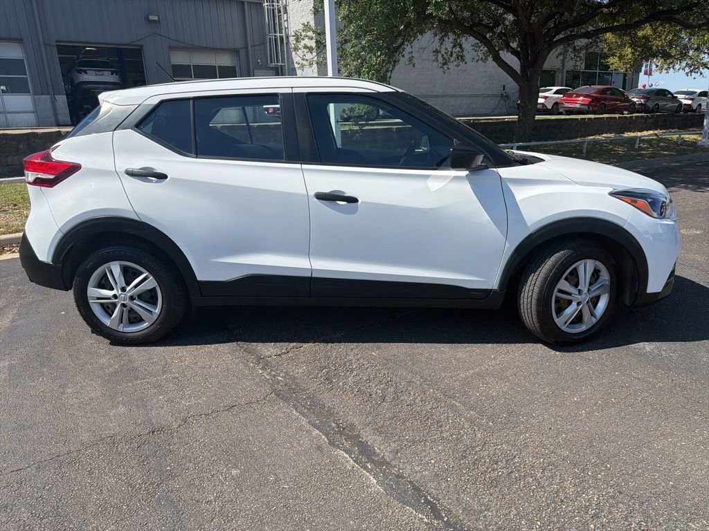Used 2020 Nissan Kicks S image 2